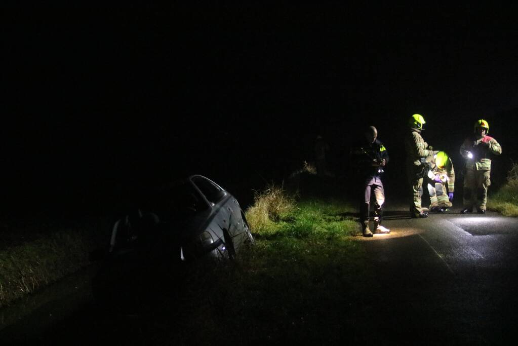 Auto raakt van dijk, brandweer doorzoekt sloot