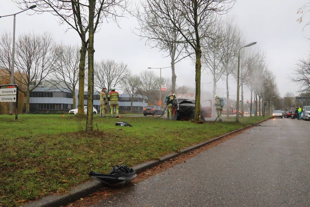 Auto botst op boom en vliegt in brand