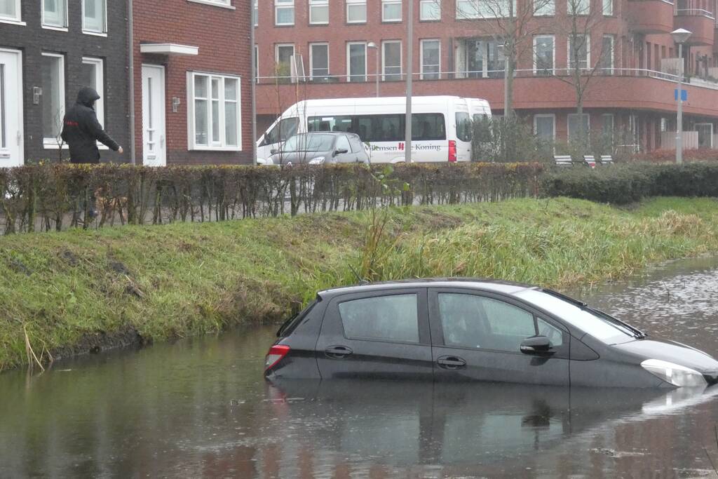 Auto achteruit de sloot in