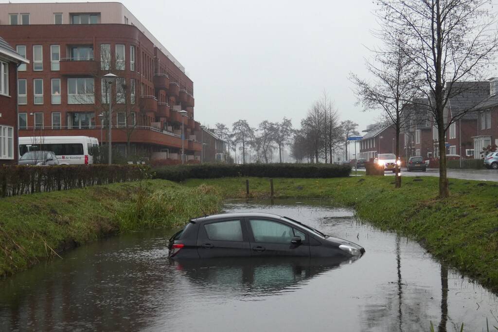 Auto achteruit de sloot in