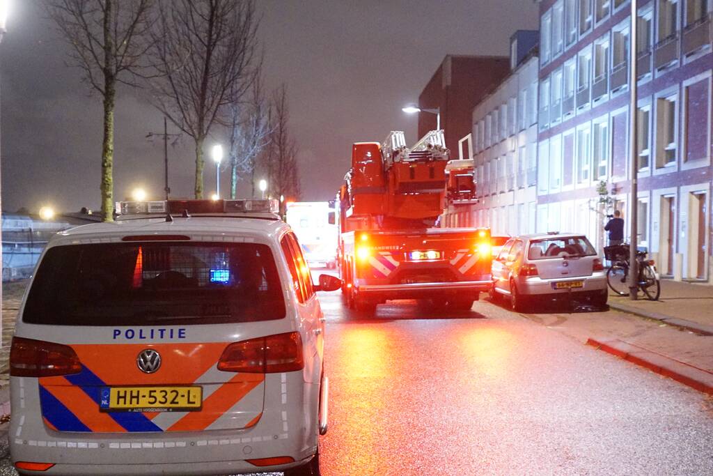 Vrouw valt tussen wal en schip