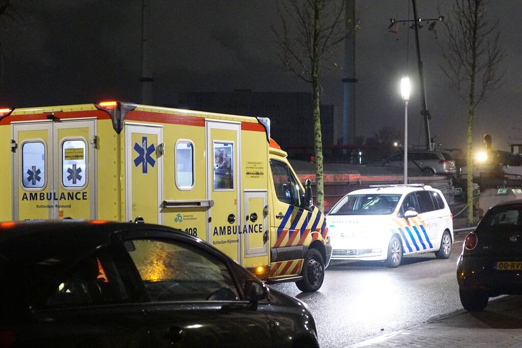 Vrouw valt tussen wal en schip