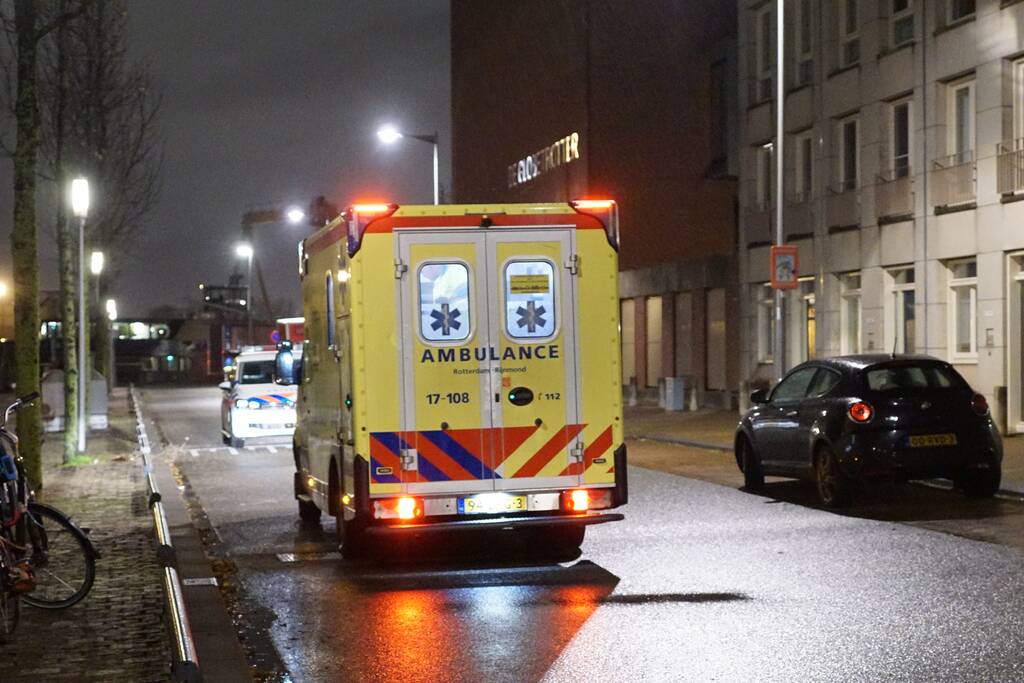 Vrouw valt tussen wal en schip