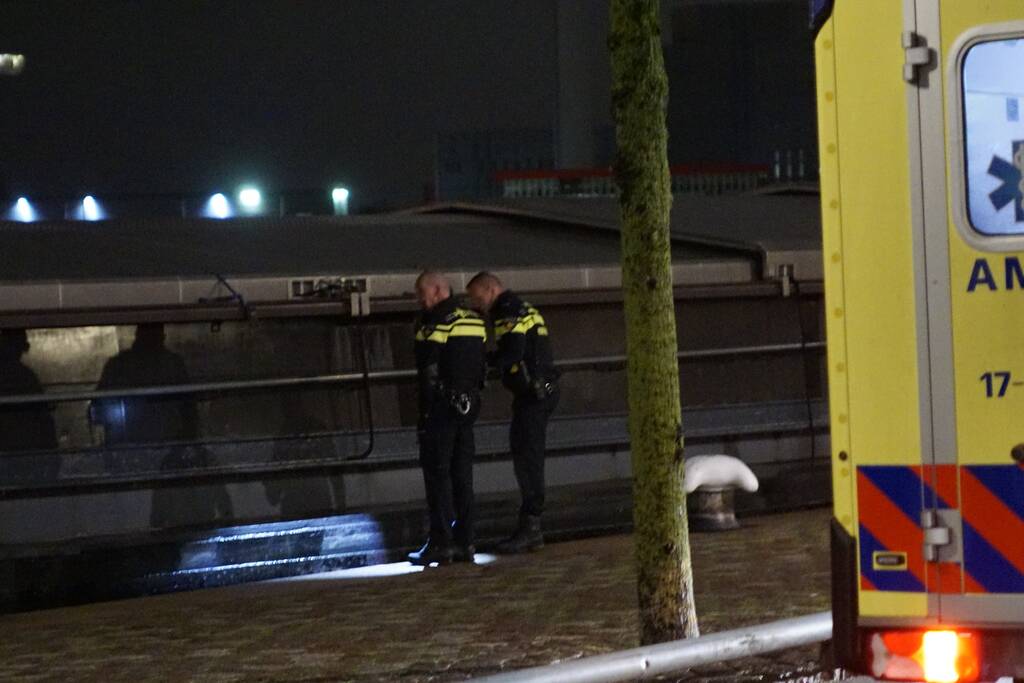 Vrouw valt tussen wal en schip