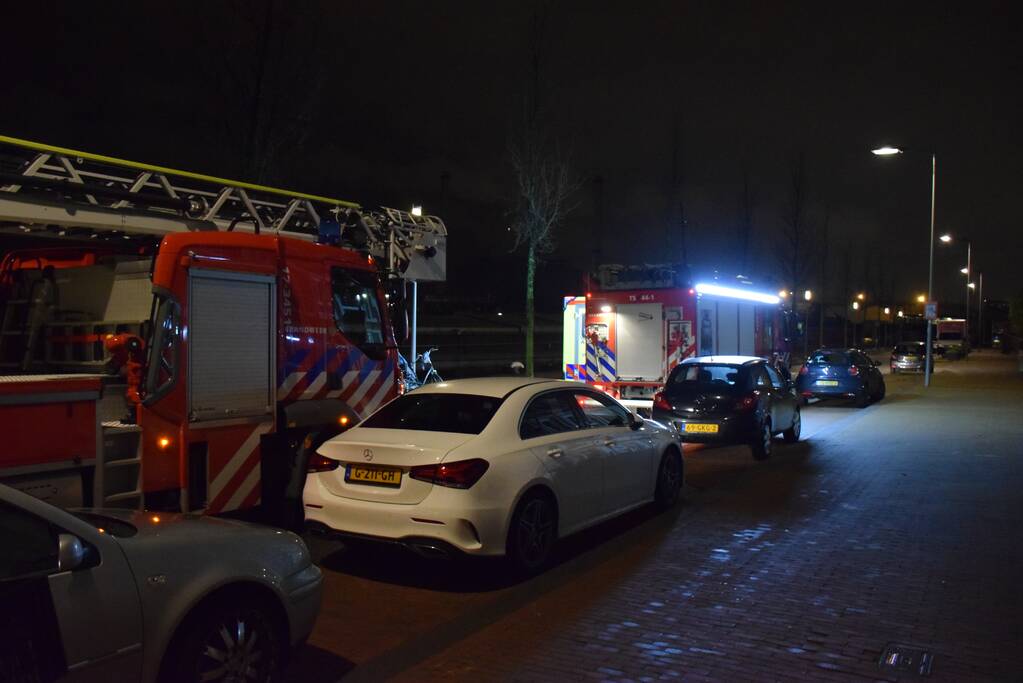 Vrouw valt tussen wal en schip