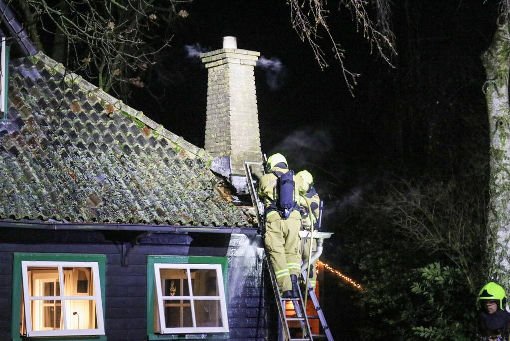 Brandweer druk met brand in schoorsteen