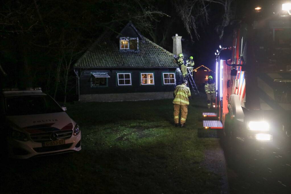 Brandweer druk met brand in schoorsteen