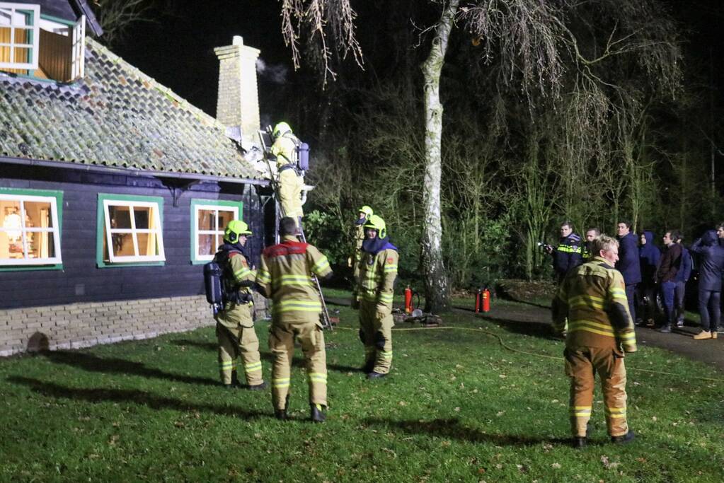 Brandweer druk met brand in schoorsteen