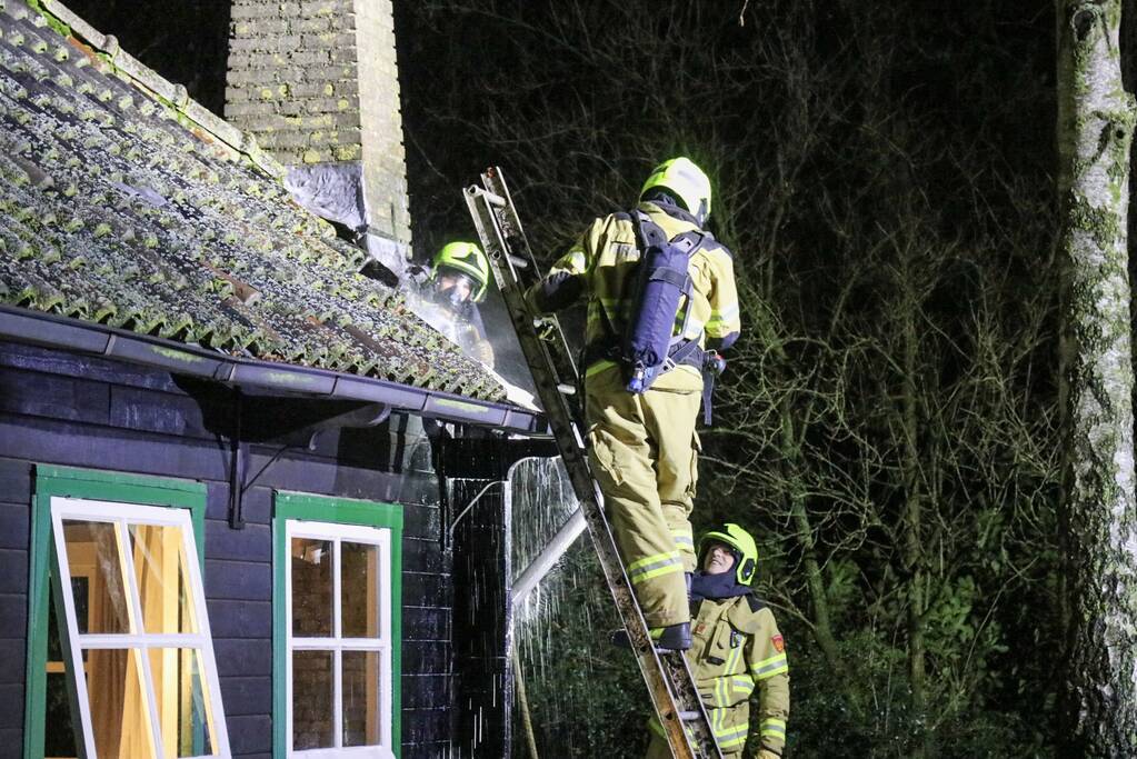 Brandweer druk met brand in schoorsteen