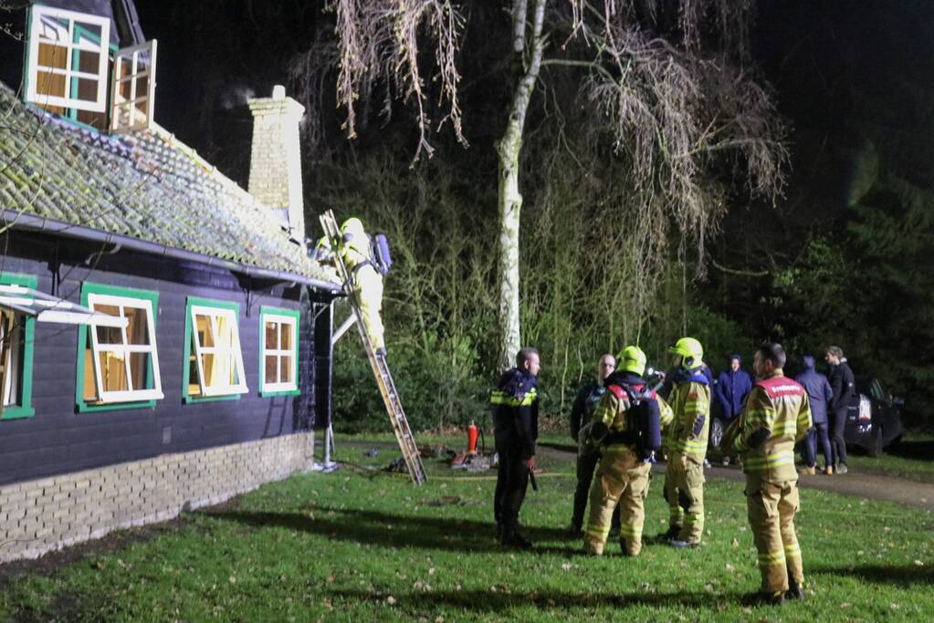 Brandweer druk met brand in schoorsteen