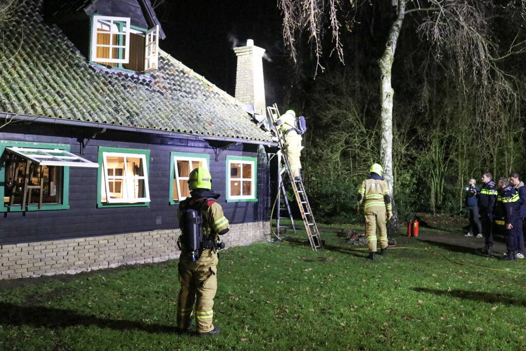 Brandweer druk met brand in schoorsteen