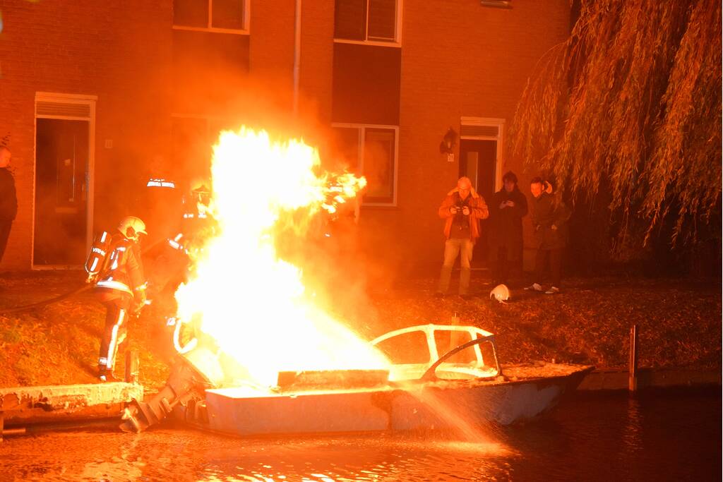 Plezierboot verwoest door brand