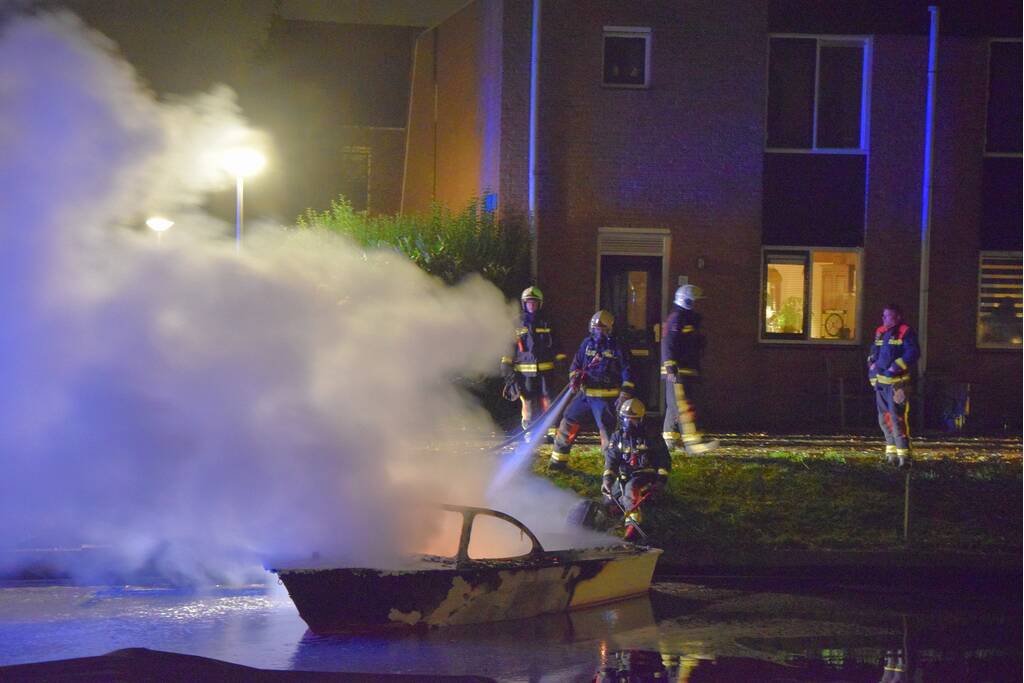 Plezierboot verwoest door brand