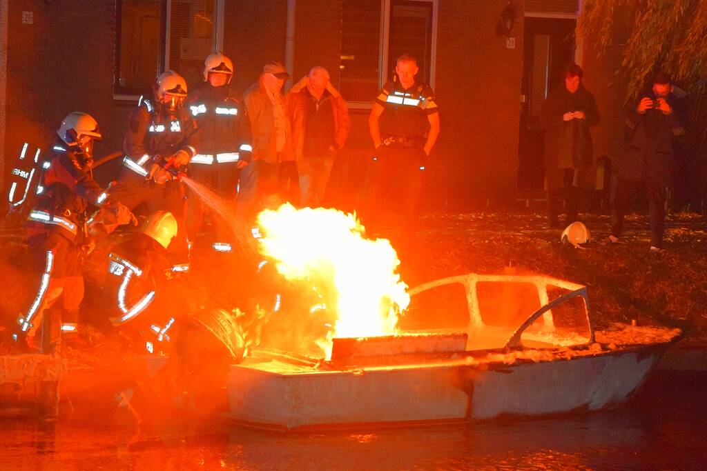 Plezierboot verwoest door brand