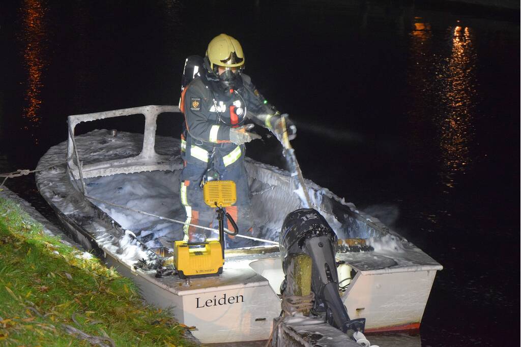Plezierboot verwoest door brand