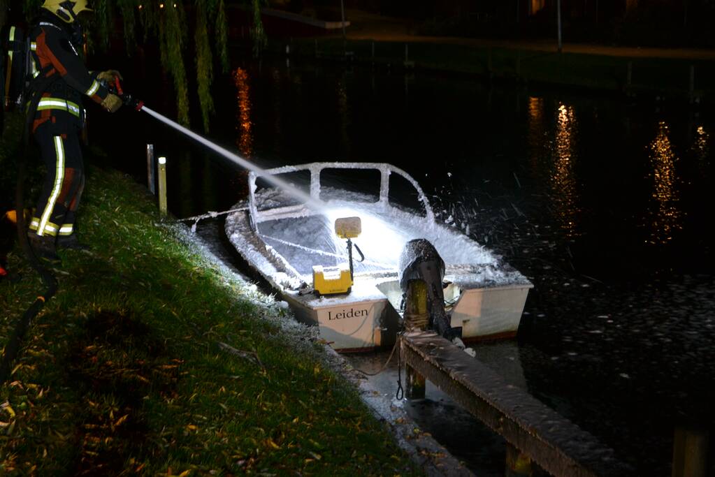Plezierboot verwoest door brand