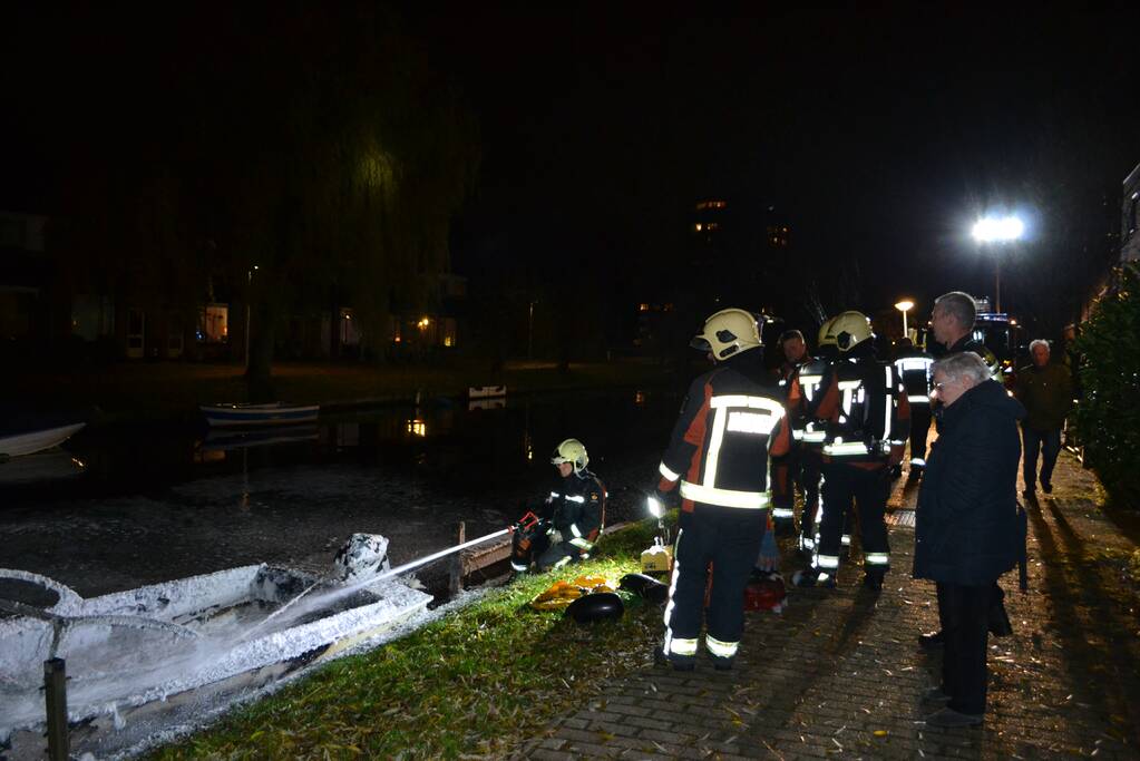 Plezierboot verwoest door brand