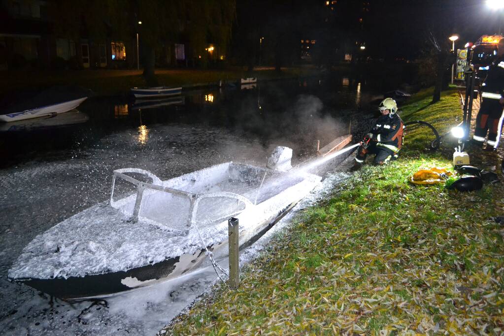 Plezierboot verwoest door brand