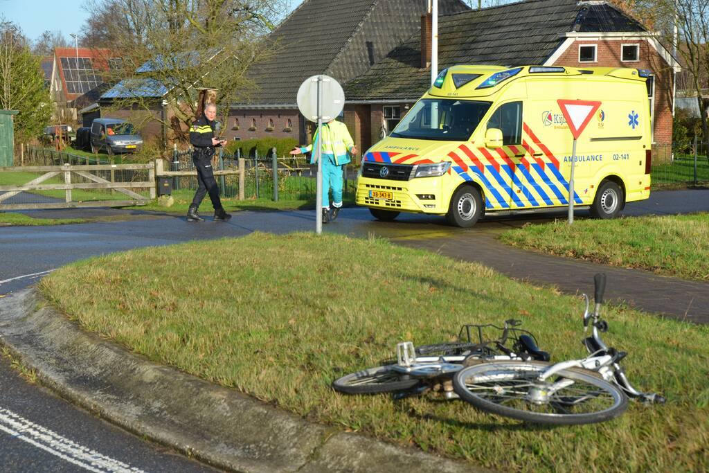 Overstekende fietsster aangereden door auto