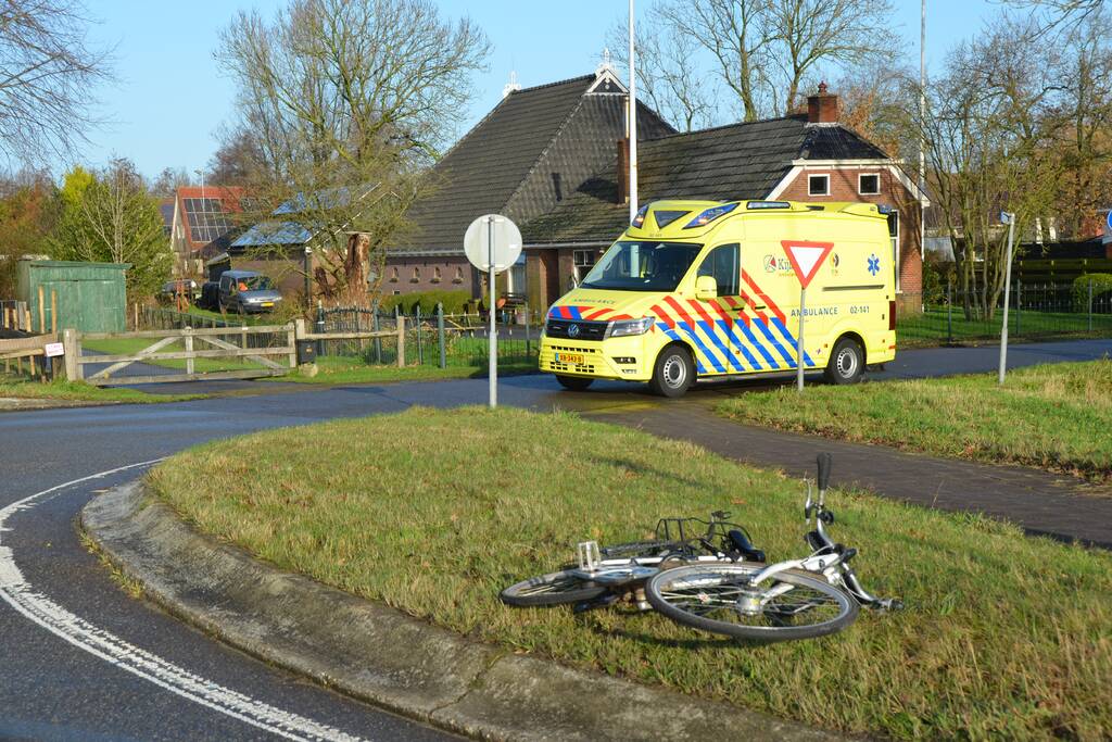 Overstekende fietsster aangereden door auto