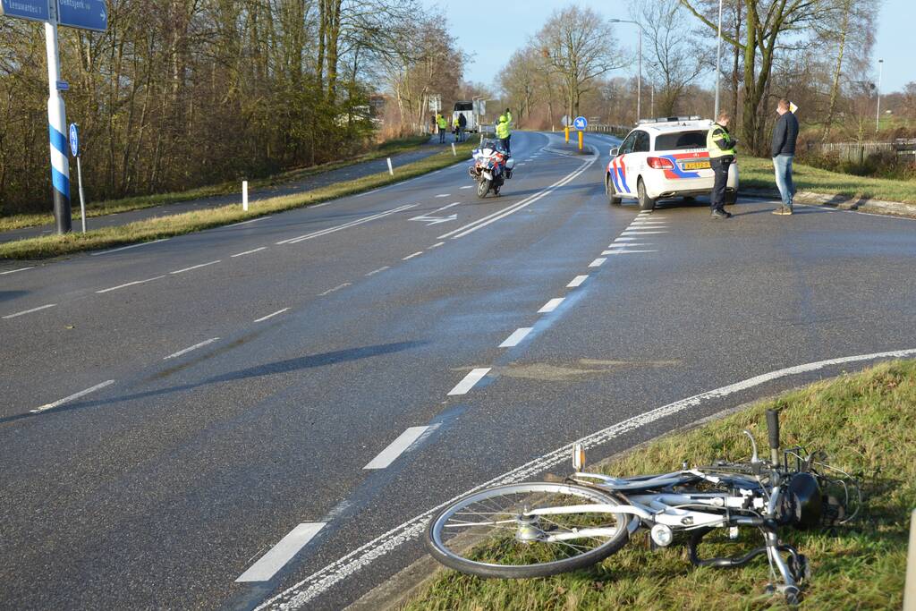 Overstekende fietsster aangereden door auto