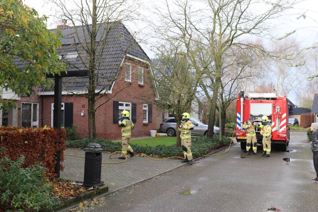Veel rook bij schoorsteenbrand