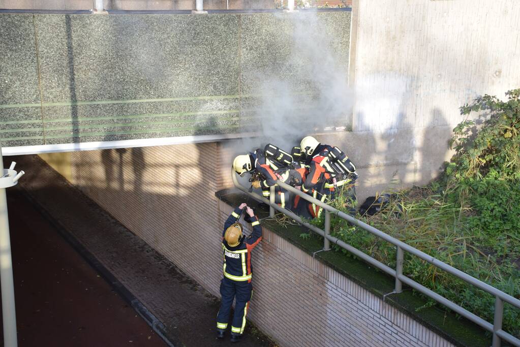 Brand in afval onder spoorviaduct