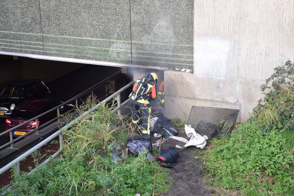 Brand in afval onder spoorviaduct
