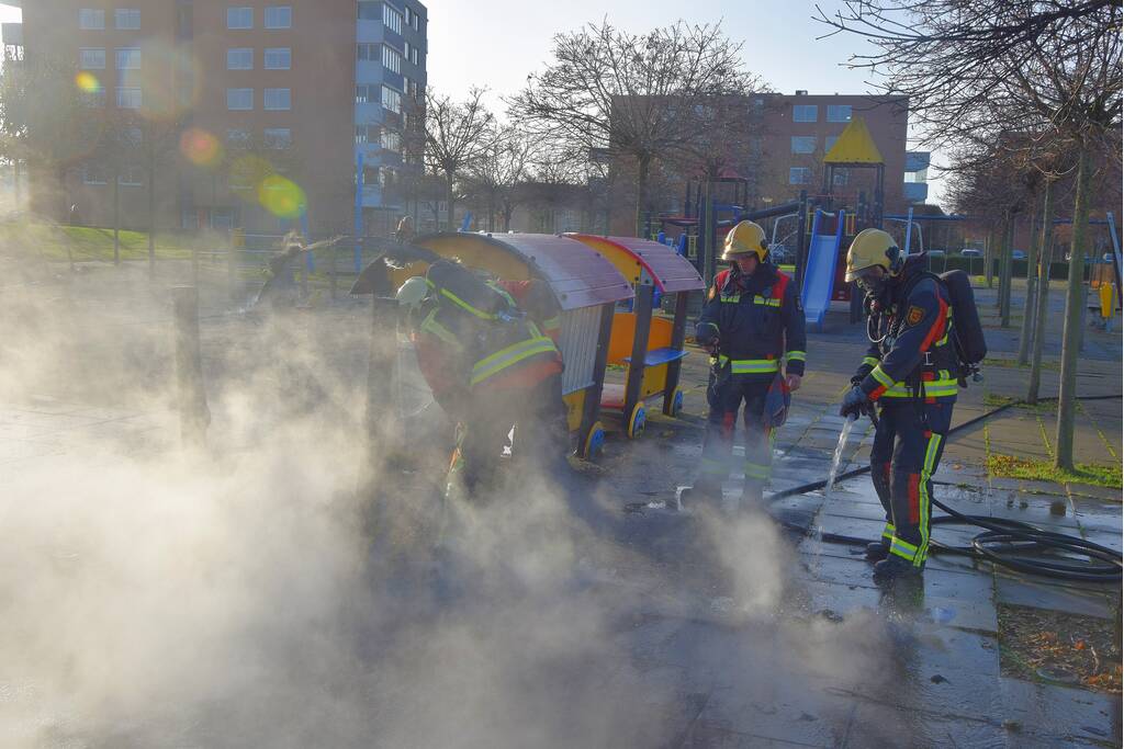 Huilende kids door in brand gestoken speeltrein Monkie Hokkie