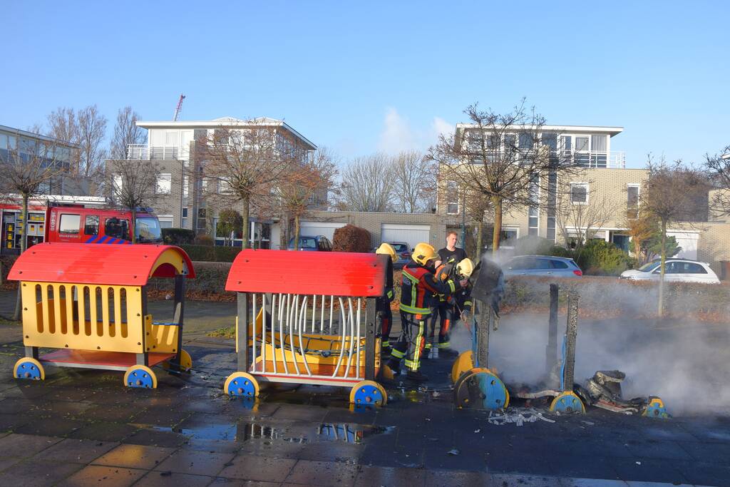 Huilende kids door in brand gestoken speeltrein Monkie Hokkie