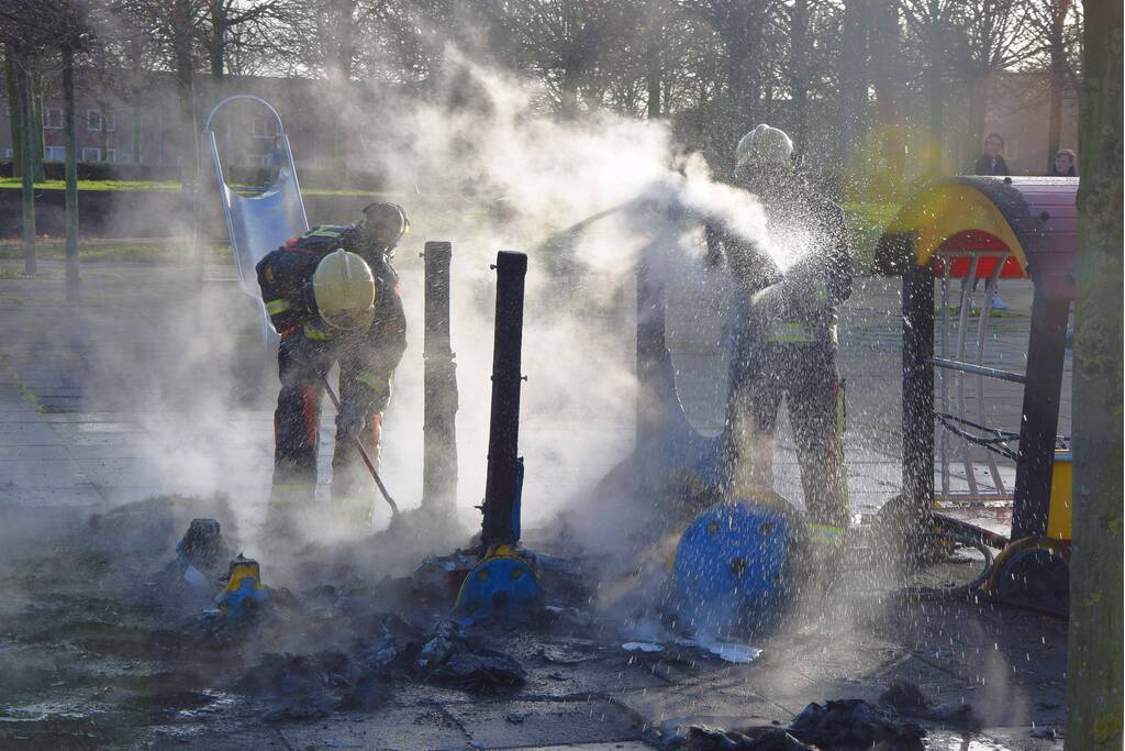 Huilende kids door in brand gestoken speeltrein Monkie Hokkie