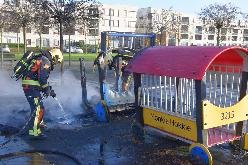 Huilende kids door in brand gestoken speeltrein Monkie Hokkie