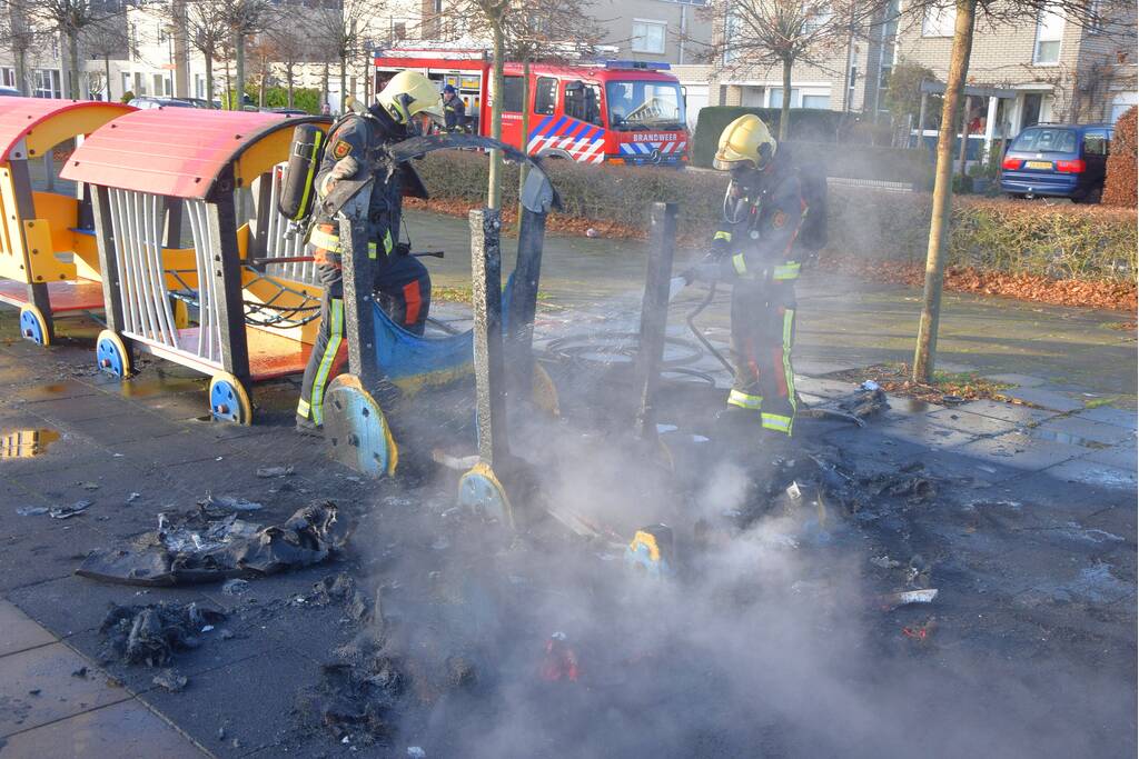 Huilende kids door in brand gestoken speeltrein Monkie Hokkie