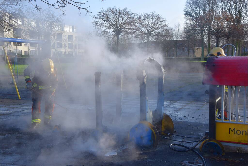 Huilende kids door in brand gestoken speeltrein Monkie Hokkie
