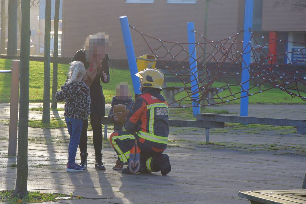 Huilende kids door in brand gestoken speeltrein Monkie Hokkie
