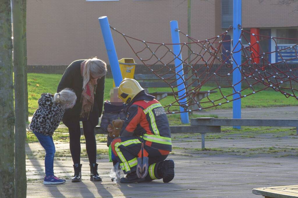 Huilende kids door in brand gestoken speeltrein Monkie Hokkie