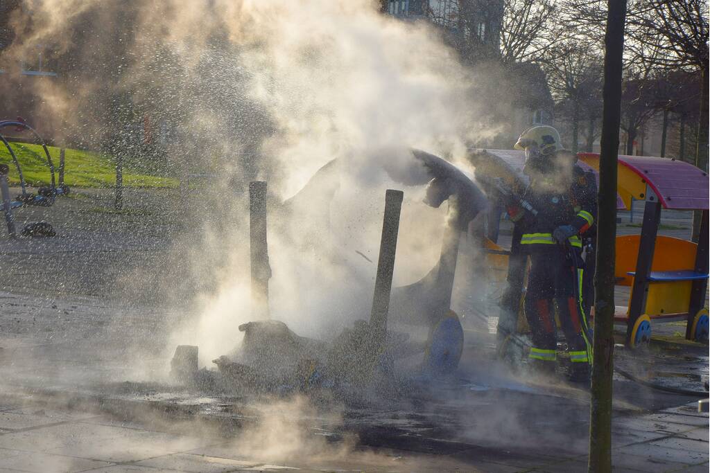 Huilende kids door in brand gestoken speeltrein Monkie Hokkie