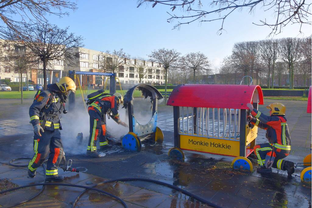 Huilende kids door in brand gestoken speeltrein Monkie Hokkie