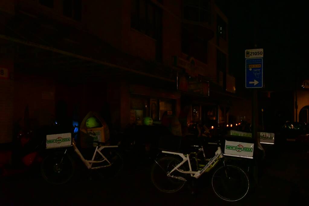 Restaurants en theater in donker na stroomstoring