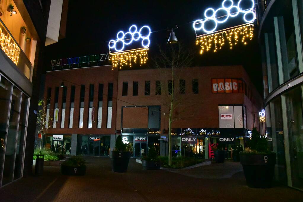 Restaurants en theater in donker na stroomstoring