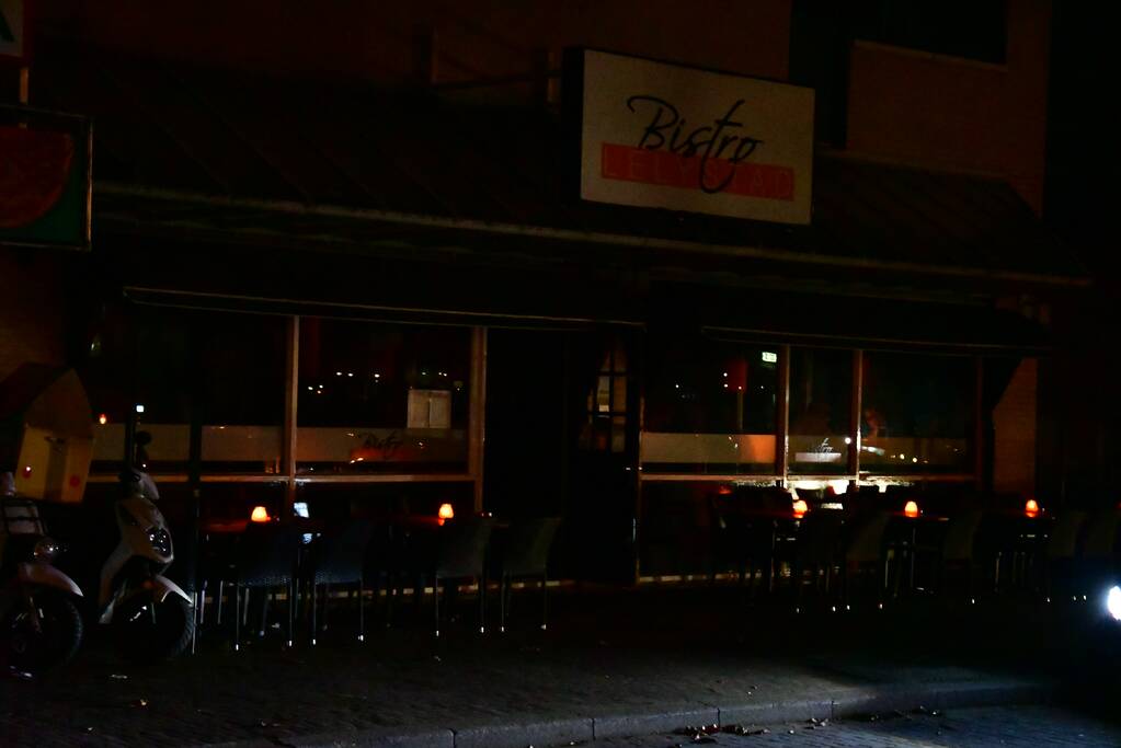 Restaurants en theater in donker na stroomstoring