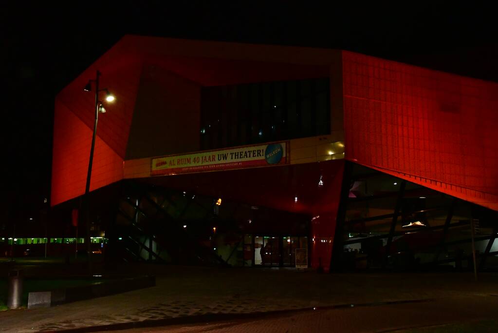 Restaurants en theater in donker na stroomstoring