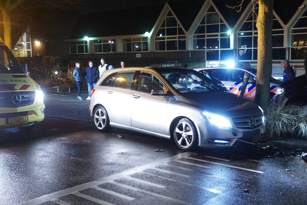 Bestuurder zwaargewond na eenzijdige aanrijding tegen boom