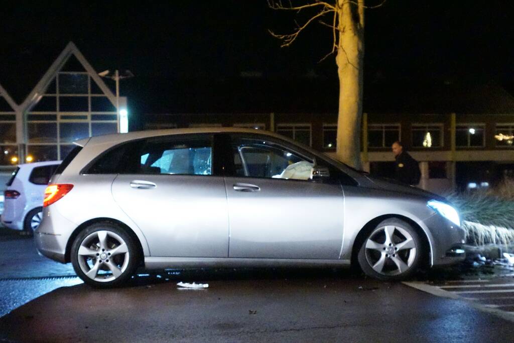 Bestuurder zwaargewond na eenzijdige aanrijding tegen boom