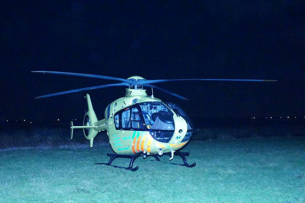 Bestuurder zwaargewond na eenzijdige aanrijding tegen boom