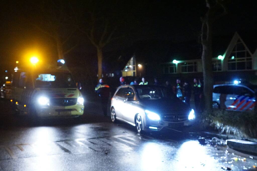 Bestuurder zwaargewond na eenzijdige aanrijding tegen boom