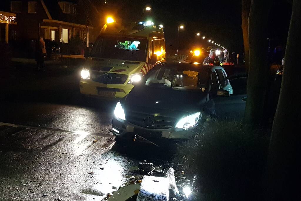 Bestuurder zwaargewond na eenzijdige aanrijding tegen boom