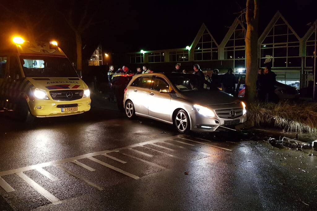 Bestuurder zwaargewond na eenzijdige aanrijding tegen boom