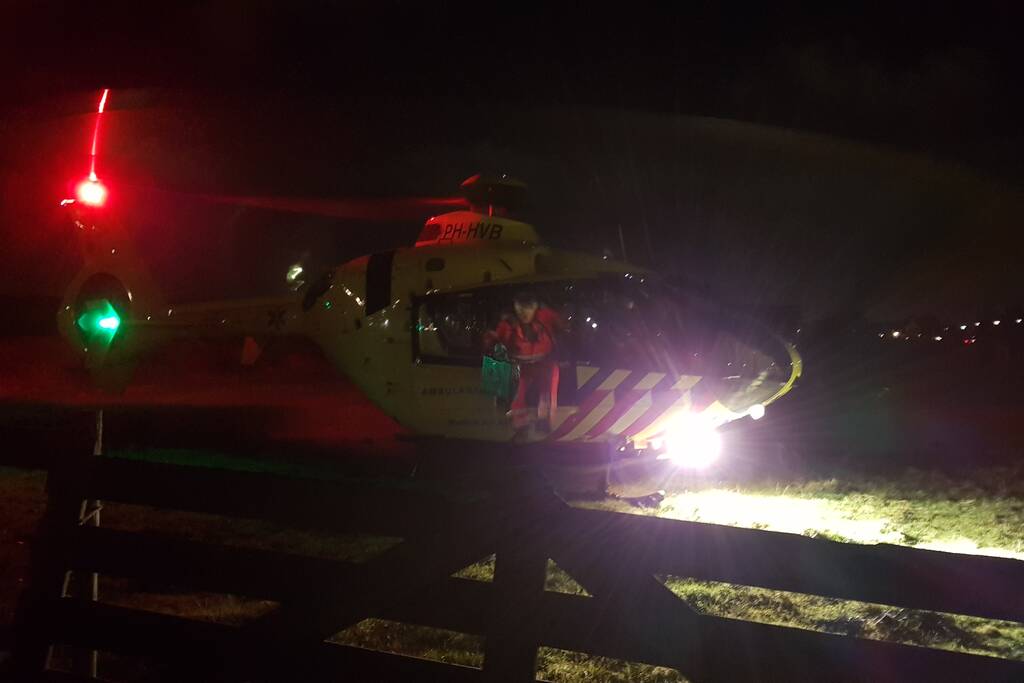 Bestuurder zwaargewond na eenzijdige aanrijding tegen boom