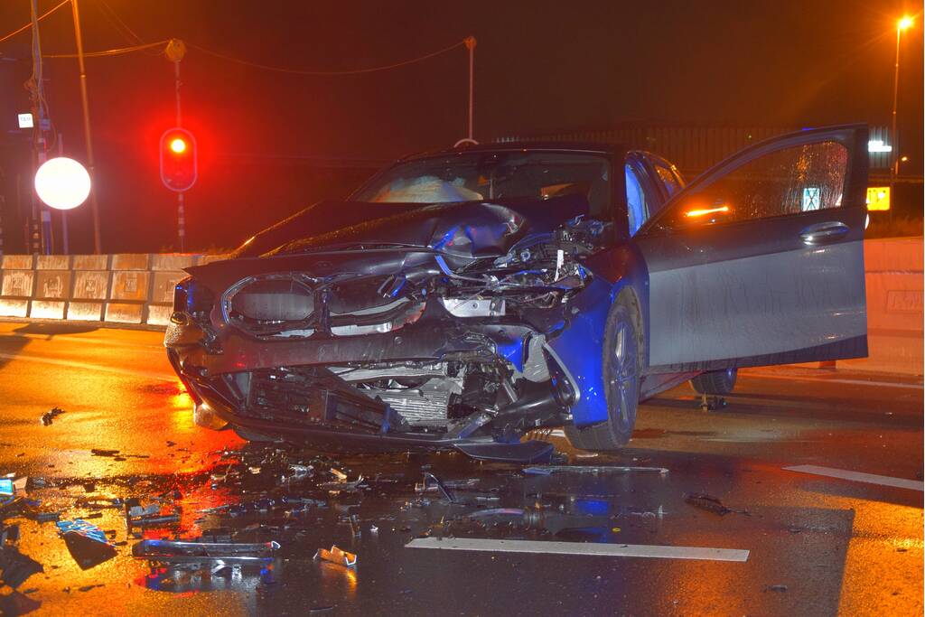 Inzittende(n) vluchten na ongeval op kruising